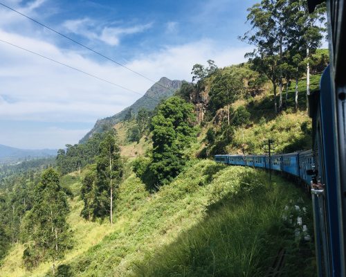 Mit dem Zug durch das Hochland von Sri Lanka
